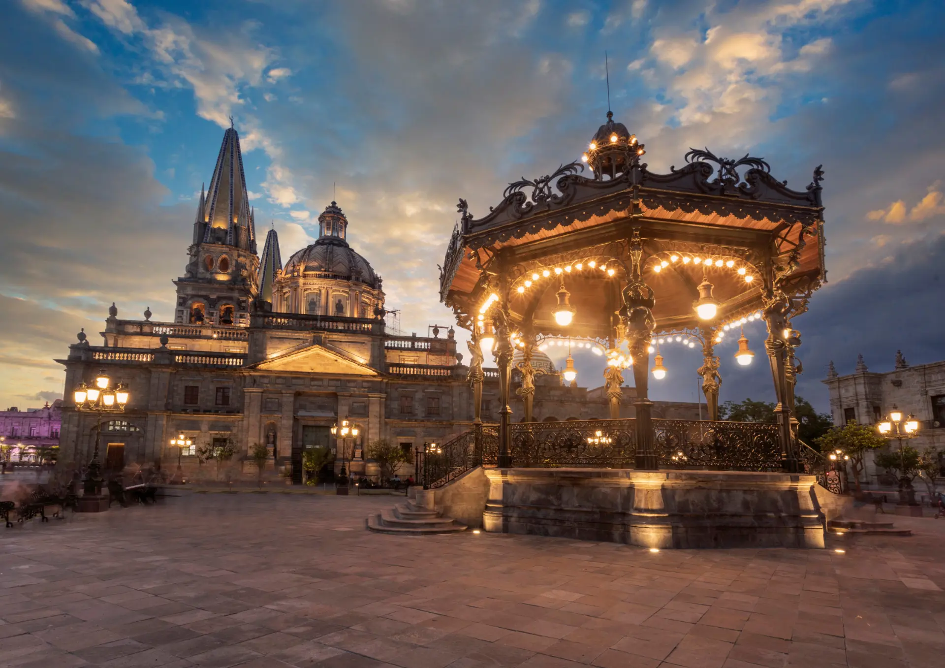 Catedral y kiosco de Guadalajara · Jalisco